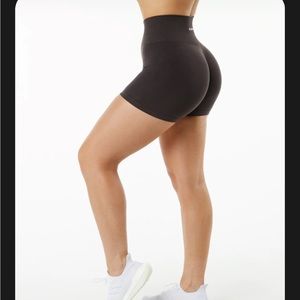 Amplify shorts 4.5” chocolate